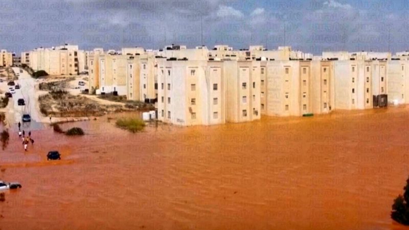 Überflutete Straßen im libyschen Marj. Nach heftigen Unwettern befürchtet die Regierung Tausende Tote.