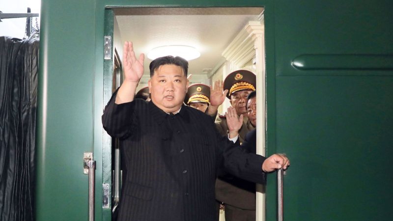 Kim Jong Un winkt aus der Tür seines Zuges am Bahnhof von Pjöngjang.