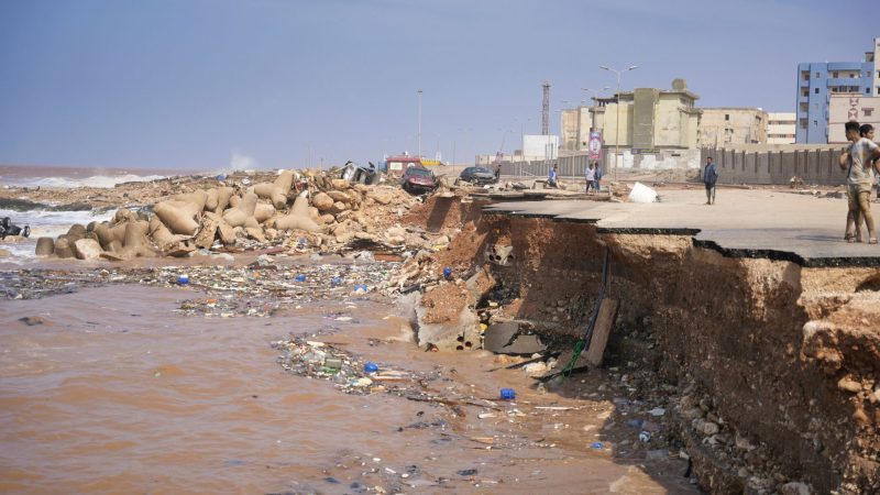 Eine Küstenstraße in Derna ist eingestürzt