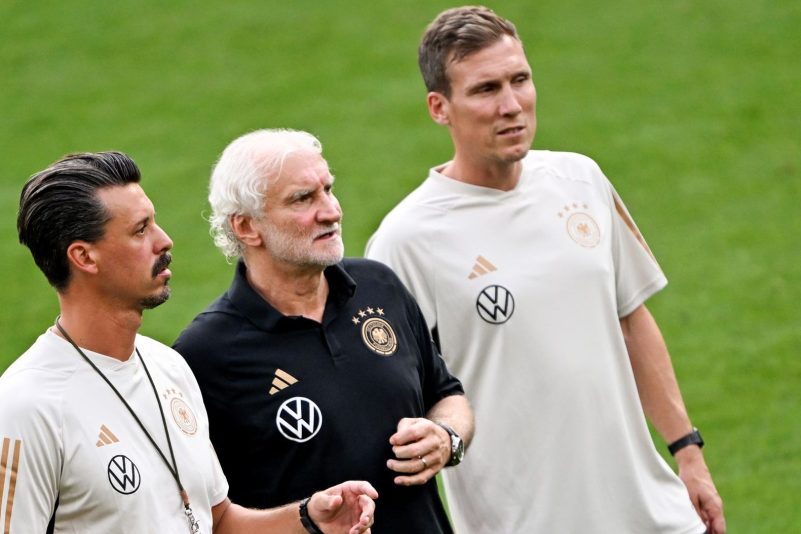 Rudi Völler (M), Sandro Wagner (l) und Hannes Wolf werden das DFB-Team gegen Frankreich betreuen.