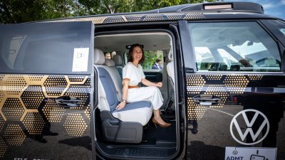 Bundesaußenministerin Annalena Baerbock sitzt in Austin in einem selbstfahrenden Auto von VW-USA und Mobileye.