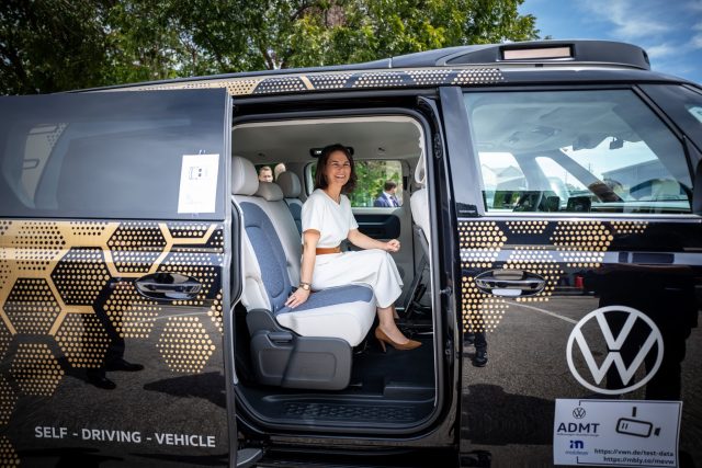 Bundesaußenministerin Annalena Baerbock sitzt in Austin in einem selbstfahrenden Auto von VW-USA und Mobileye.