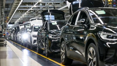 Sinkende Nachfrage nach E-Autos: Sorge vor Jobabbau bei VW in Zwickau