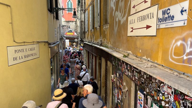 Besucher drängen sich in Venedigs Calle de la Madoneta.