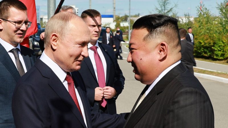 Russlands Präsident Wladimir Putin (l) und Nordkoreas Machthaber Kim Jong Un reichen sich bei einem Treffen auf dem russischen Weltraumbahnhof Wostotschny die Hand. Medienberichten zufolge hat Kim dem Kremlchef seine Hilfe im Angriffskrieg gegen die Ukraine zugesagt.