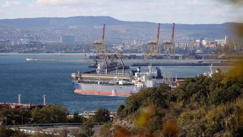 Ein Öltanker liegt im Hafen von Noworossiysk.