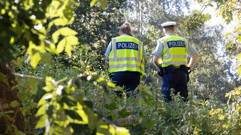 Polizisten sichern am 8. September einen möglichen Tatort an einem Bahndamm im Hamburger Stadtteil Lokstedt.