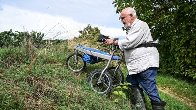 Auch im Alter offroad: 92-Jähriger erfindet Gelände-Rollator