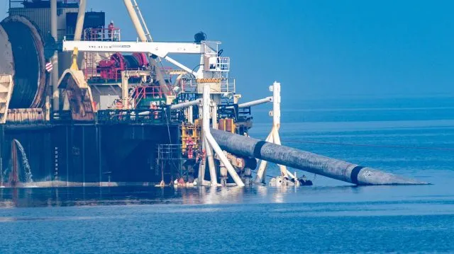 Auf dem Pipeline-Verlegeschiff „Castoro 10“ vor dem Strand von Lubmin bauen Fachleute an der Anbindungspipeline des umstrittenen Rügener Flüssigerdgas LNG-Terminal in Mukran.