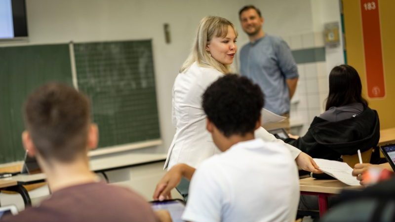 Die Oberstufenschülerin Gina Marie Wiethege spielt im Rahmen des Projekts Rollenwechsel einen Tag lang Lehrer.