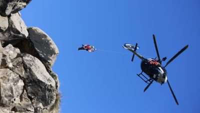 Hilfe aus der Luft: Ein Hubschrauber während einer Luftrettungsübung in Blankenburg. Die Luftrettung ist auch im Harz ein wichtiger Baustein bei der Bergung verletzter Wanderer im unwegsamen Gelände.