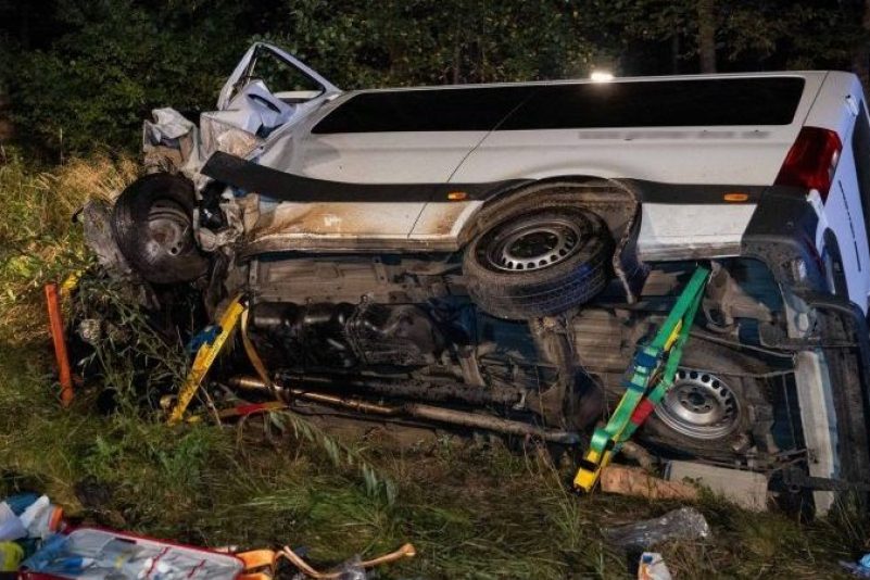 Der Kleintransporter ist mit einem anderen Auto in Oberbayern kollidiert.