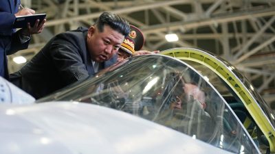 Nordkoreas Machthaber Kim Jong Un betrachtet das Cockpit eines Militärjets.