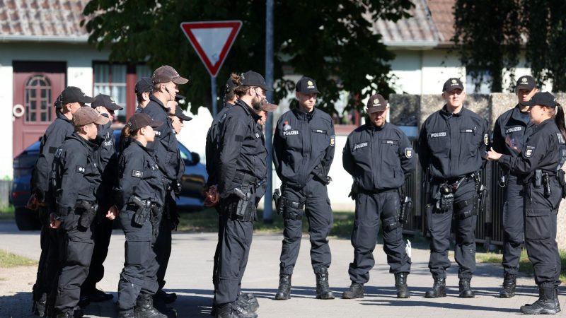 Polizistinnen und Polizisten sind für Befragungen und Untersuchungen in Pragsdorf.
