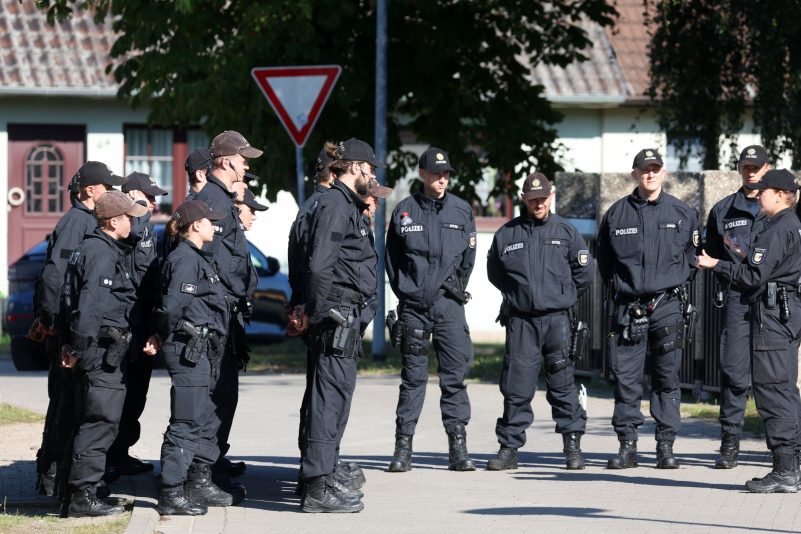 Polizistinnen und Polizisten sind für Befragungen und Untersuchungen in Pragsdorf.