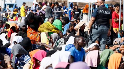 Lampedusa startet Massentransfer von Migranten nach Sizilien und aufs Festland