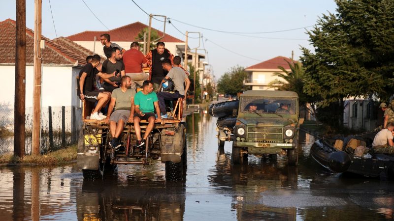 Überflutete Straßen im griechischen Palamas. In den meisten betroffenen Regionen ist die Stromversorgung wieder hergestellt worden. Probleme gibt es jedoch mit der Wasserversorgung.