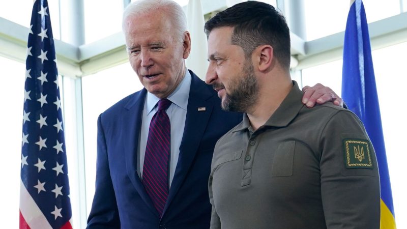 US-Präsident Joe Biden und Wolodymyr Selenskyj, Präsident der Ukraine, unterhalten sich während des G7-Gipfels im Mai.