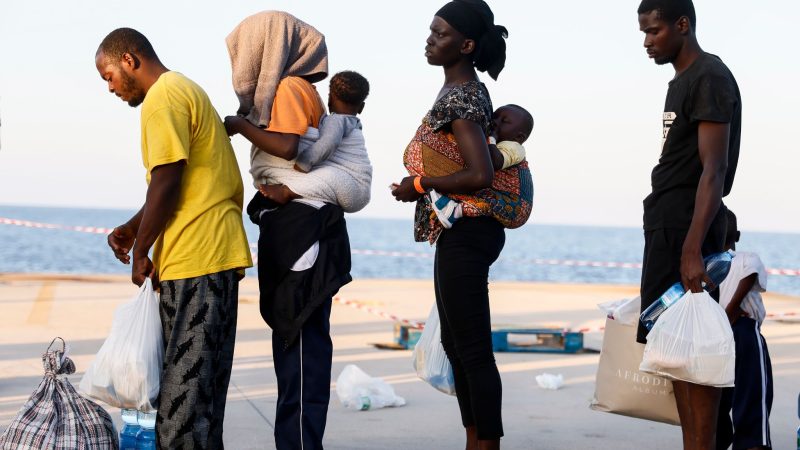 Migranten stehen auf der Insel Lampedusa.