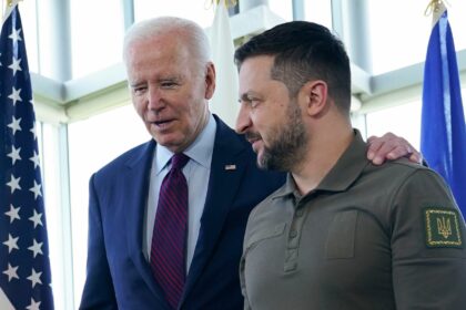 Joe Biden und Wolodymyr Selenskyj unterhalten sich vor einer Arbeitssitzung zur Situation in der Ukraine während des G7-Gipfels im Mai.