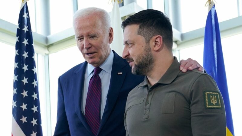 Joe Biden und Wolodymyr Selenskyj unterhalten sich vor einer Arbeitssitzung zur Situation in der Ukraine während des G7-Gipfels im Mai.