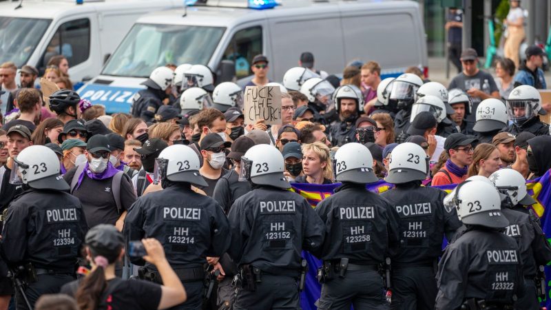 Gegendemonstranten des «Marschs für das Leben» blockieren den Demonstrationszug auf der Pipinstrasse in Köln.