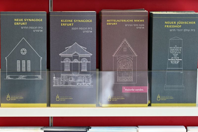 Informationsmaterial zu den Stätten Jüdischen Lebens in Erfurt ist ausgestellt.