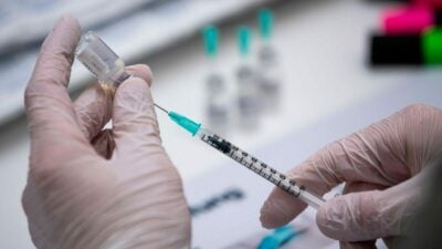 Ab dem 25. September soll ein neuer Corona-Impfstoff in Praxen verfügbar sein.