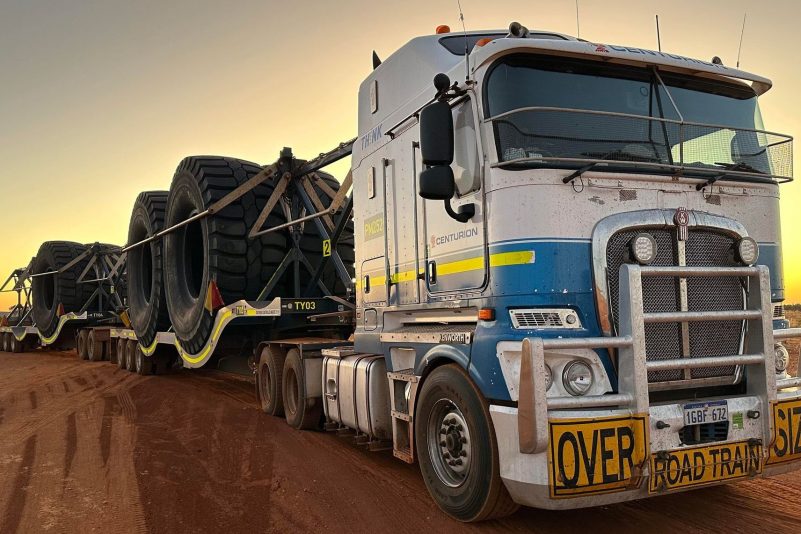 Der «Road Train» hat drei Anhänger und ist insgesamt 53,5 Meter lang.