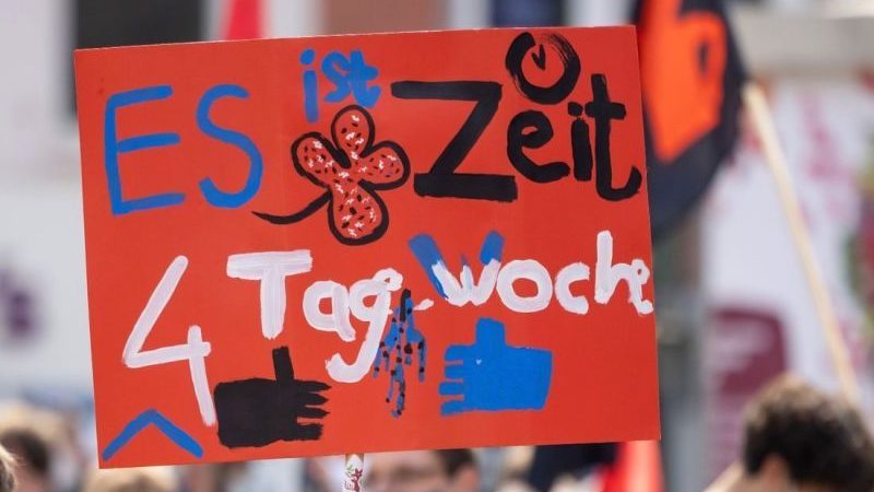 Eine Unternehmensberatung mit Sitz in Berlin will mindestens 50 Unternehmen von einem Vier-Tage-Woche-Projekt überzeugen.