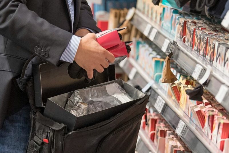 Ein Detektiv einer Sicherheitsfirma, demonstriert, wie Ladendiebe mit Hilfe eines präparierten Koffers Sicherungsetiketten an der Ware überlisten und Diebstähle begehen.
