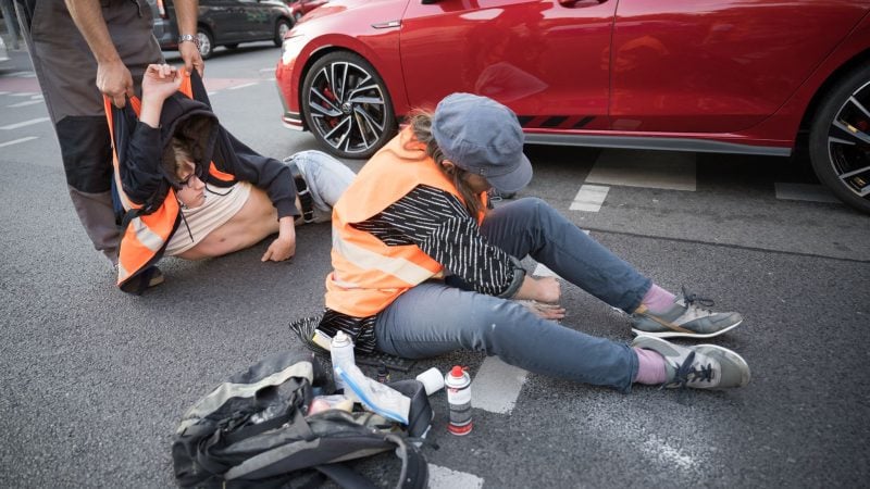 Mitglieder der Klimaschutzgruppe Letzte Generation haben wie angekündigt zum Wochenstart zahlreiche Straßen in Berlin blockiert.