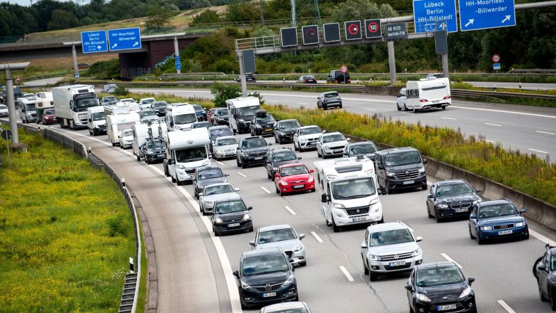Stockender Verkehr auf der Autobahn A1 bei Moorfleet im August.
