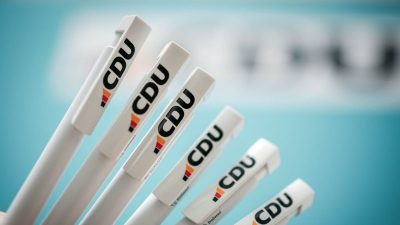 Kugelschreiber mit dem neuen CDU-Logo. «Die CDU wird wieder schwarz», sagte Generalsekretär Linnemann.