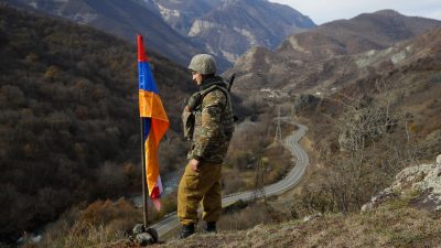 Pro-armenische Kämpfer in Berg-Karabach geben ihre Waffen ab