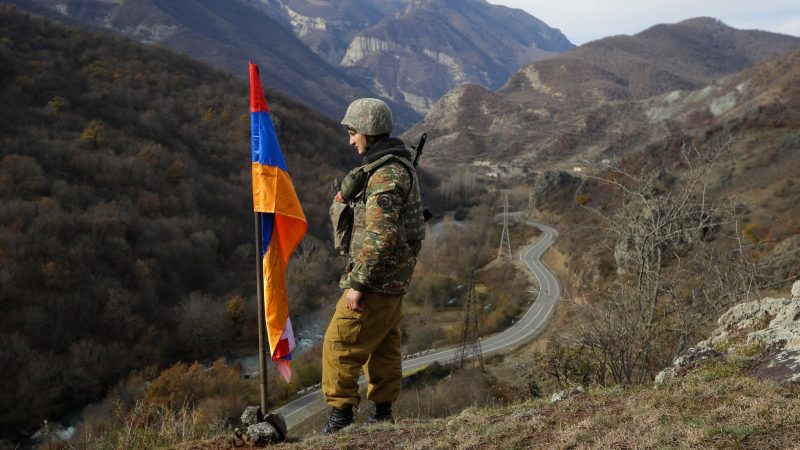 Ein armenischer Soldat in der Nähe von Charektar in der separatistischen Region Berg-Karabach.