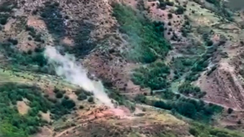 Videostandbild vom aserbaidschanischen Verteidigungsministerium: Rauch steigt über einem Gebiet auf, in dem sich nach aserbaidschanischen Angaben Stellungen der armenischen Streitkräfte befinden.