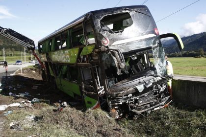 Bus aus Berlin verunglückt – eine Tote und 46 Verletzte