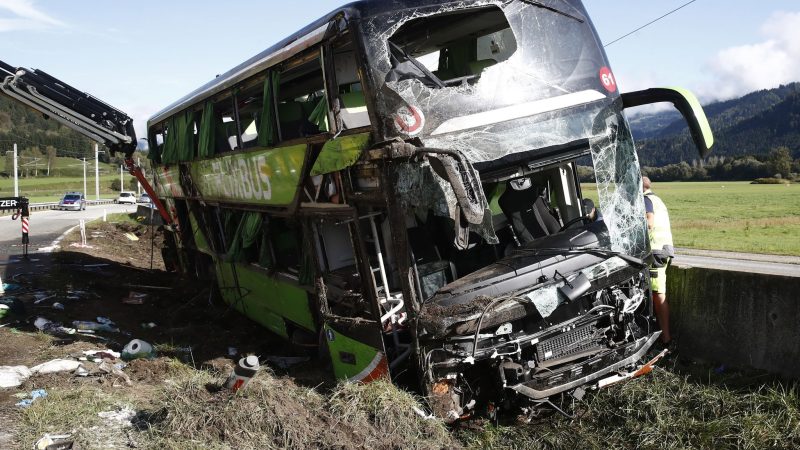 Der verunglückte Reisebus liegt im Graben: Bei einem Busunfall in Kärnten ist eine Frau ums Leben gekommen.