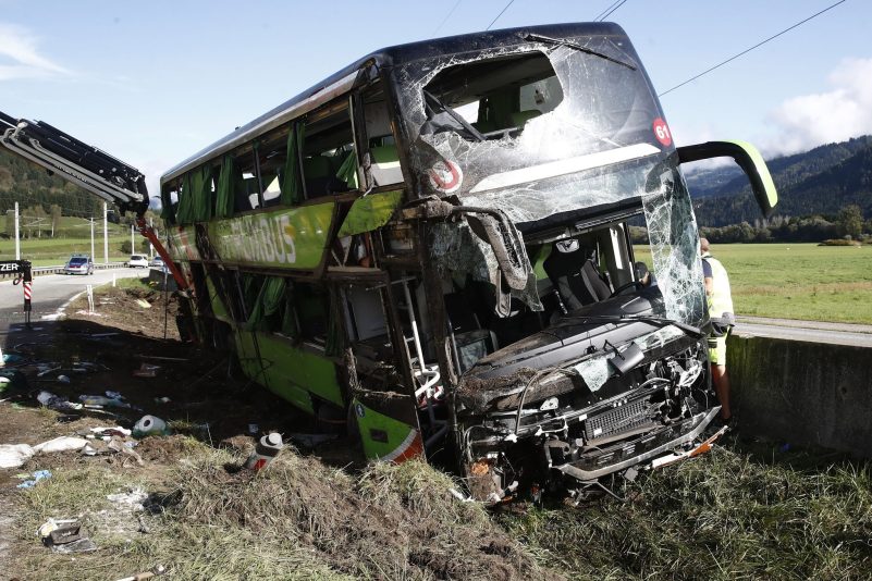 Der verunglückte Reisebus liegt im Graben: Bei einem Busunfall in Kärnten ist eine Frau ums Leben gekommen.