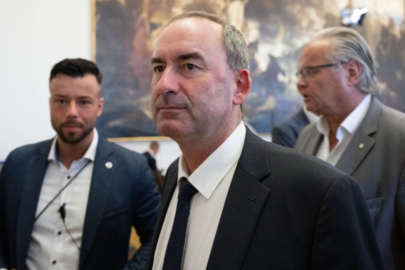 Hubert Aiwanger verlässt den bayerischen Landtag nach einer Sondersitzung zu den Vorwürfen gegen ihn im Zusammenhang mit einem Flugblatt mit antisemitischem Inhalt.