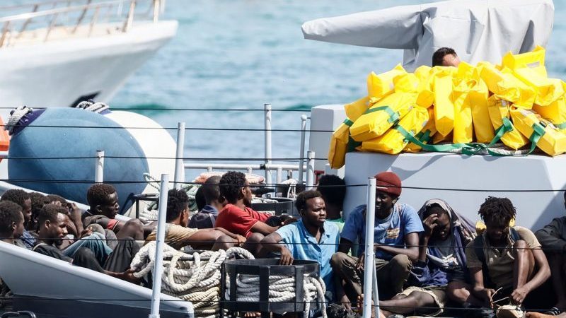 Gerettete Migranten am Montag auf einem Boot im Hafen der Insel Lampedusa.