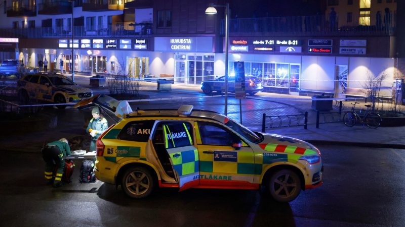 Medizinisches Personal steht in Solna nördlich von Stockholm an der Stelle, an der ein Mann erschossen aufgefunden wurde.