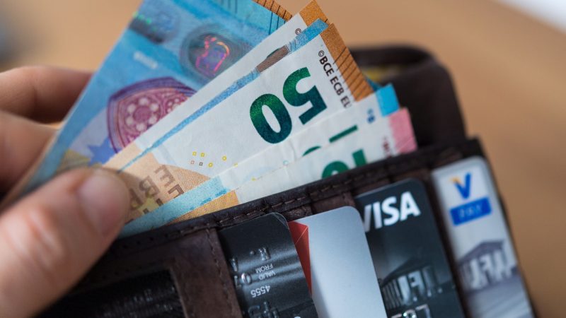 In Frankreich lassen immer mehr Menschen die Bankkarten im Portemonnaie und zahlen mit Bargeld.