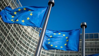 Flaggen der Europäischen Union wehen vor dem Sitz der Europäischen Kommission in Brüssel.