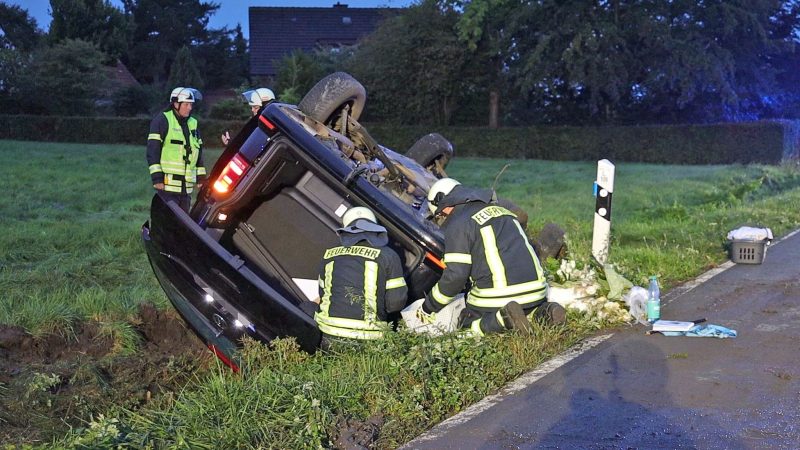 Ein Brautpaar und fünf Hochzeitsgäste sind bei einem Unfall im Landkreis Osnabrück verletzt worden.