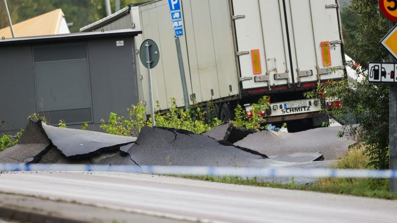 Nach einem Erdrutsch ist die Autobahn E6 bei Stenungsund in beiden Richtungen gesperrt ist.
