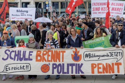 „Bildungsprotesttag“: Über 15.000 Menschen demonstrieren für besseres Bildungssystem