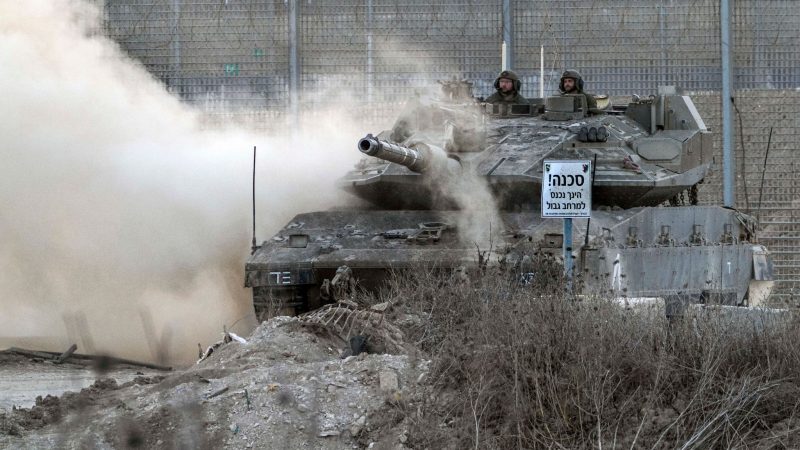 Ein israelischer Panzer steht an der Grenze zwischen Israel und dem Gazastreifen.