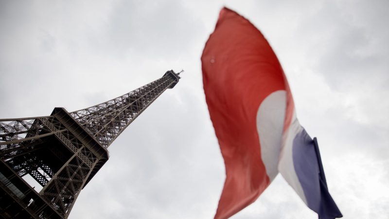 Die französische Trikolore weht vor dem Eifelturm im Wind: In Frankreich wird heute der Senat in Teilen neu gewählt.